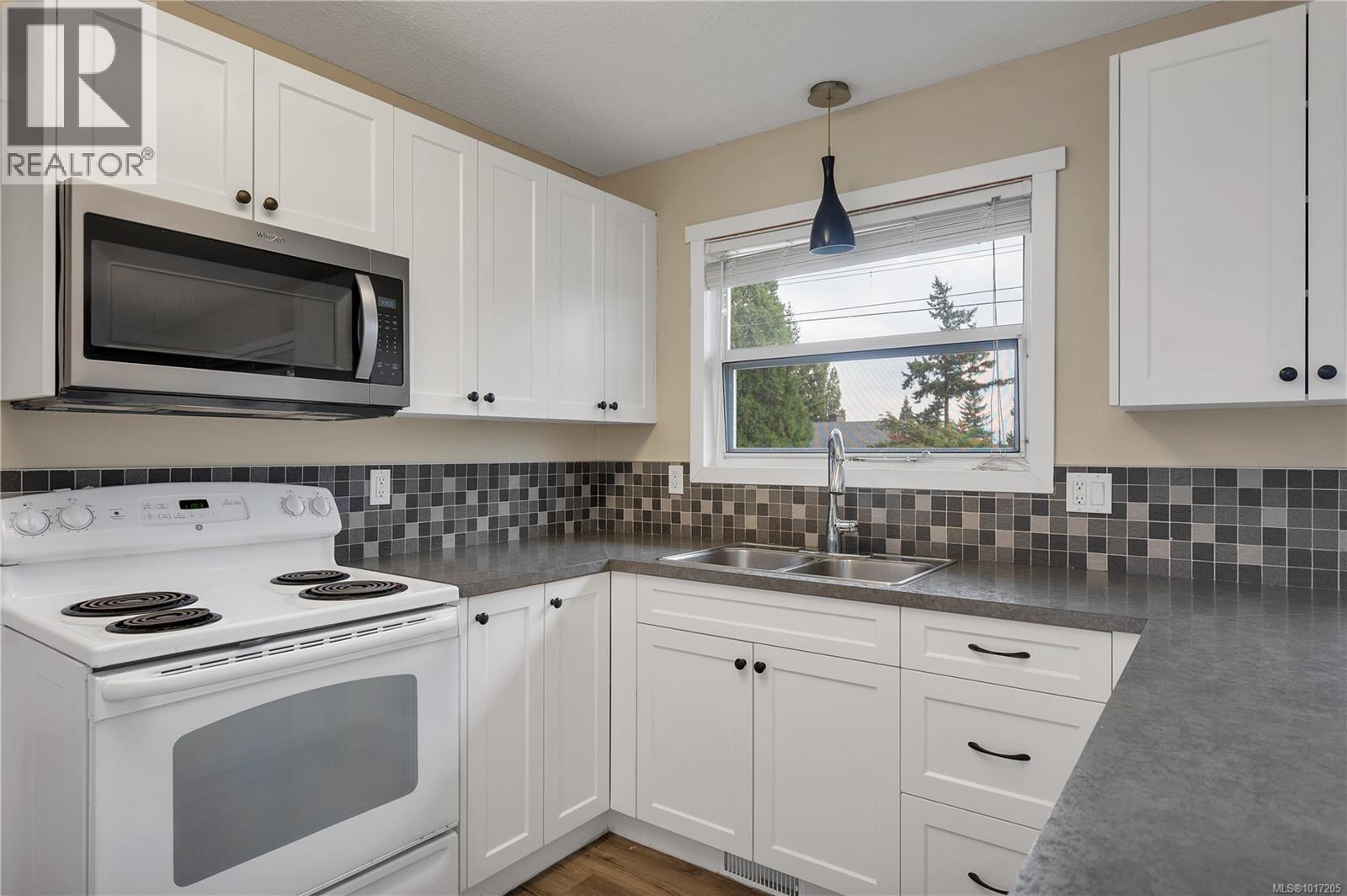 736 Nancy Greene Dr, Campbell River, British Columbia  V9W 2A6 - Photo 3 - 1017205