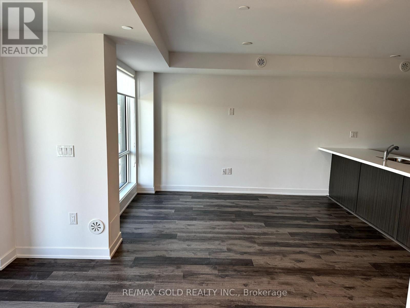 9 - 155 Veterans Drive N, Brampton, Ontario  L7A 5L2 - Photo 2 - W12458886