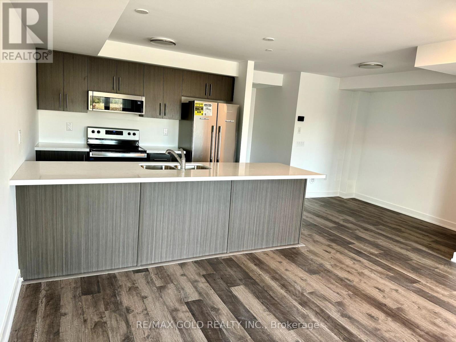 9 - 155 Veterans Drive N, Brampton, Ontario  L7A 5L2 - Photo 5 - W12458886