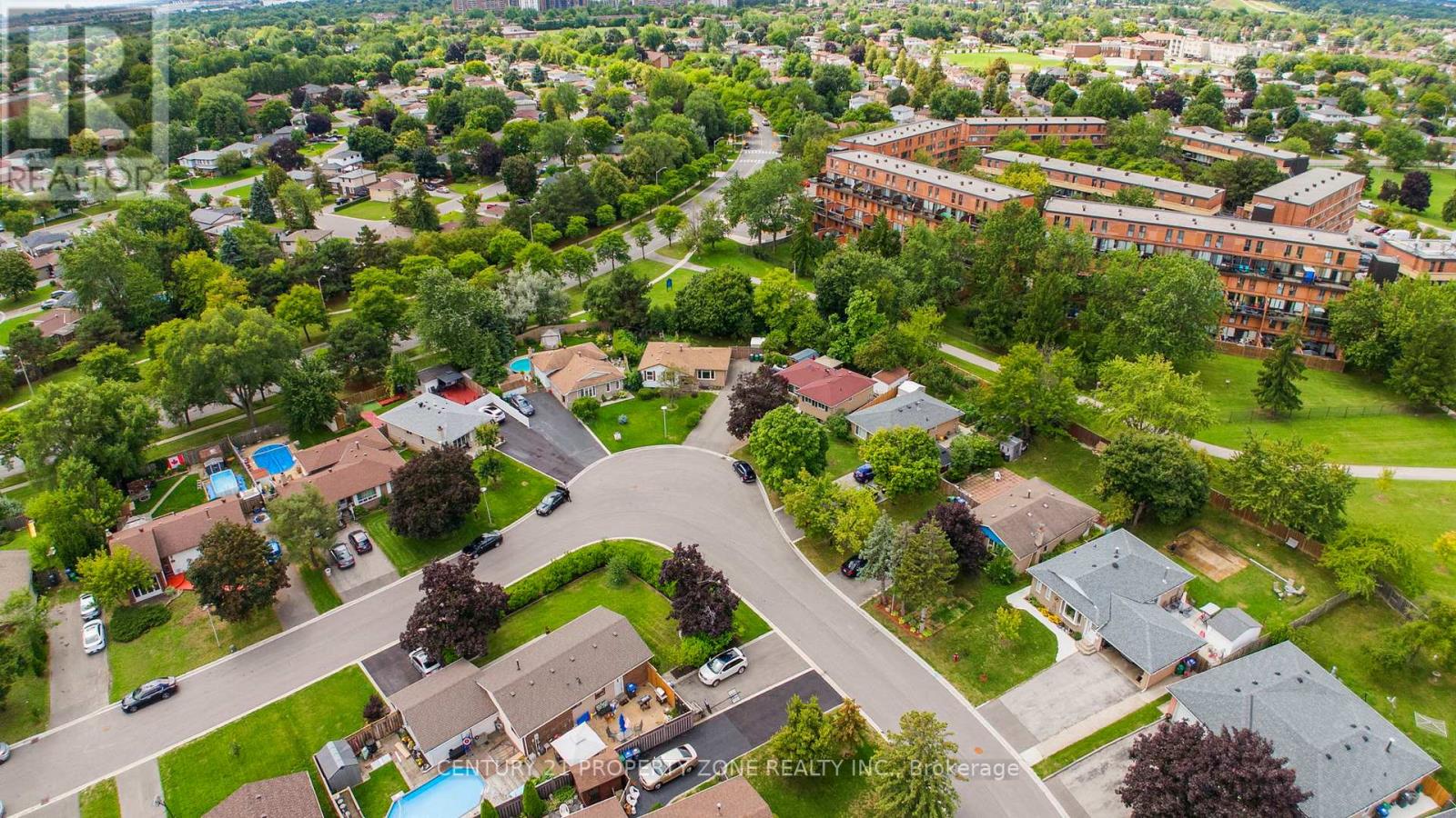 29 Finchley Crescent, Brampton, Ontario  L6T 3P5 - Photo 2 - W12458889