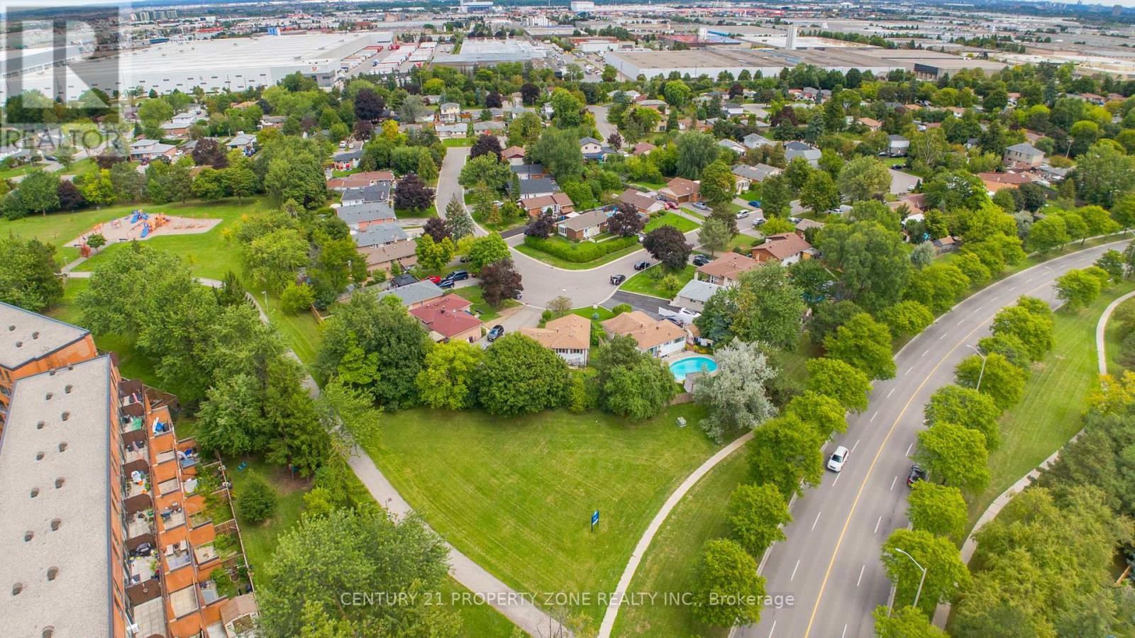29 Finchley Crescent, Brampton, Ontario  L6T 3P5 - Photo 4 - W12458889