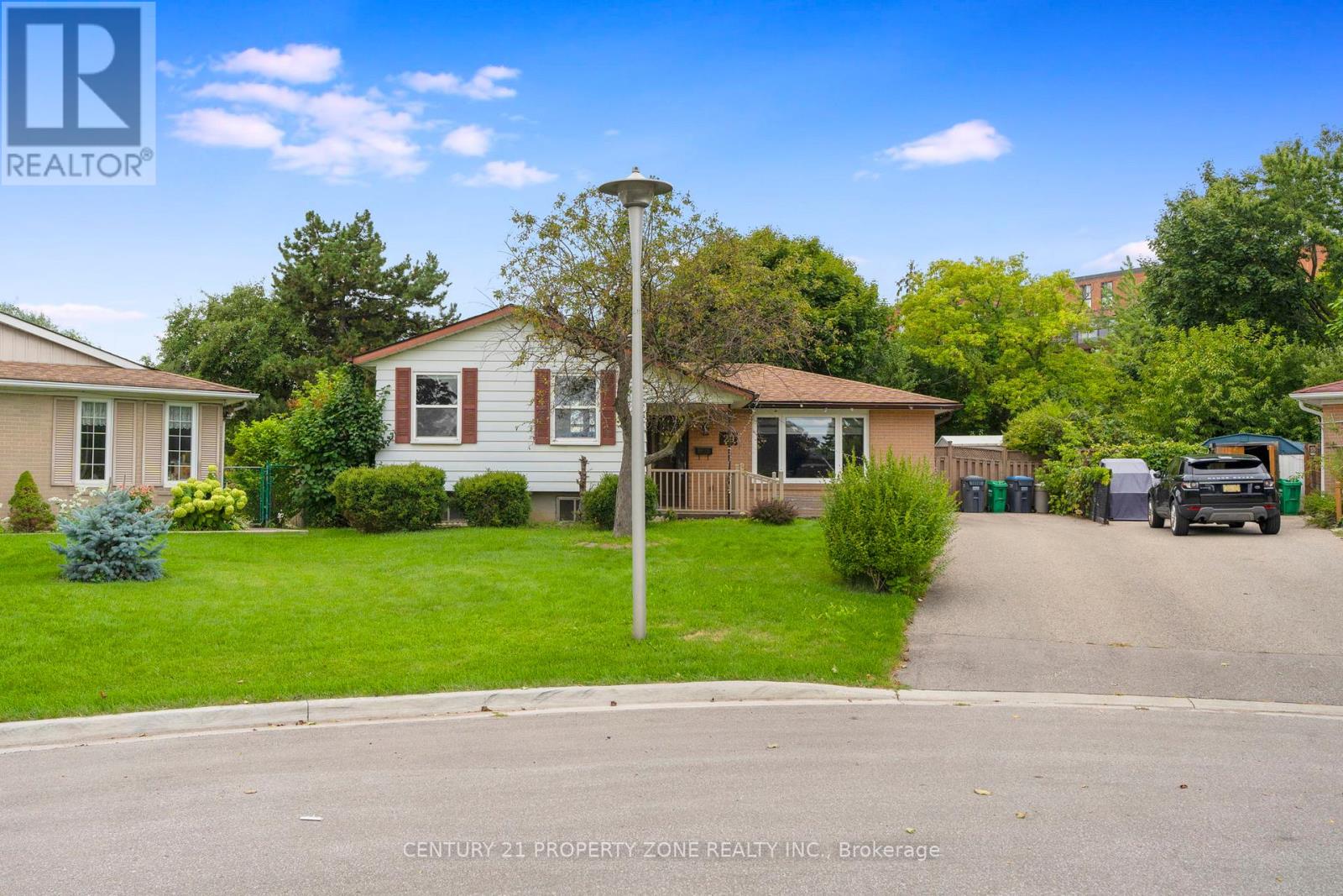 29 Finchley Crescent, Brampton, Ontario  L6T 3P5 - Photo 5 - W12458889