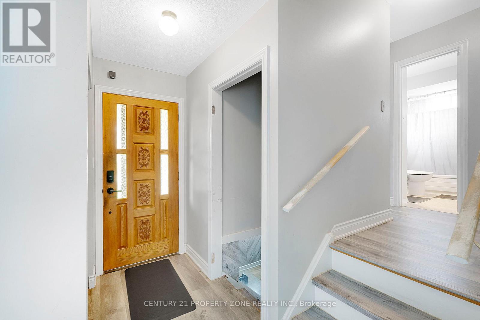29 Finchley Crescent, Brampton, Ontario  L6T 3P5 - Photo 8 - W12458889