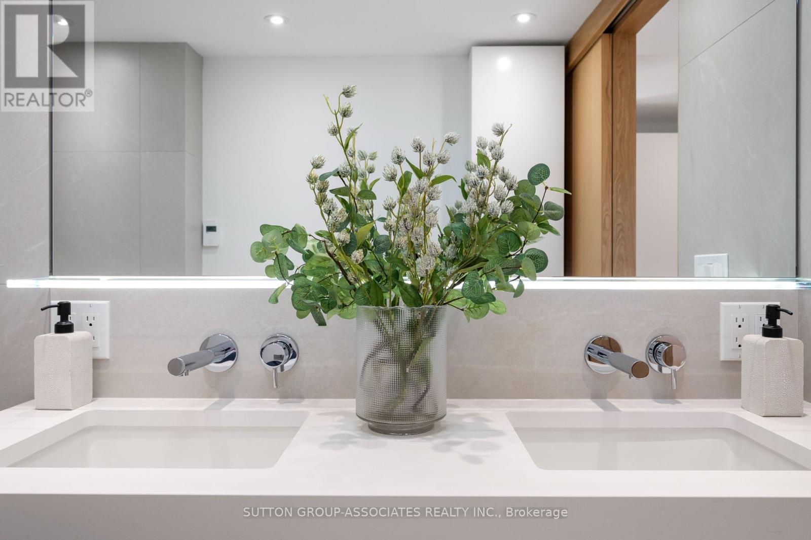 Upper - 20 Kendal Avenue, Toronto, Ontario  M5R 1L7 - Photo 35 - C12450513