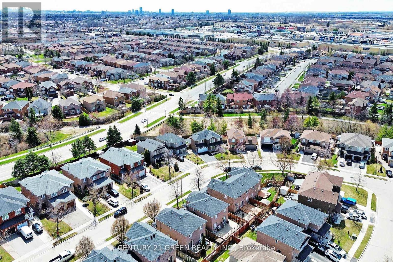 26 Dolphin Song Crescent, Brampton, Ontario  L6R 2A4 - Photo 2 - W12458902