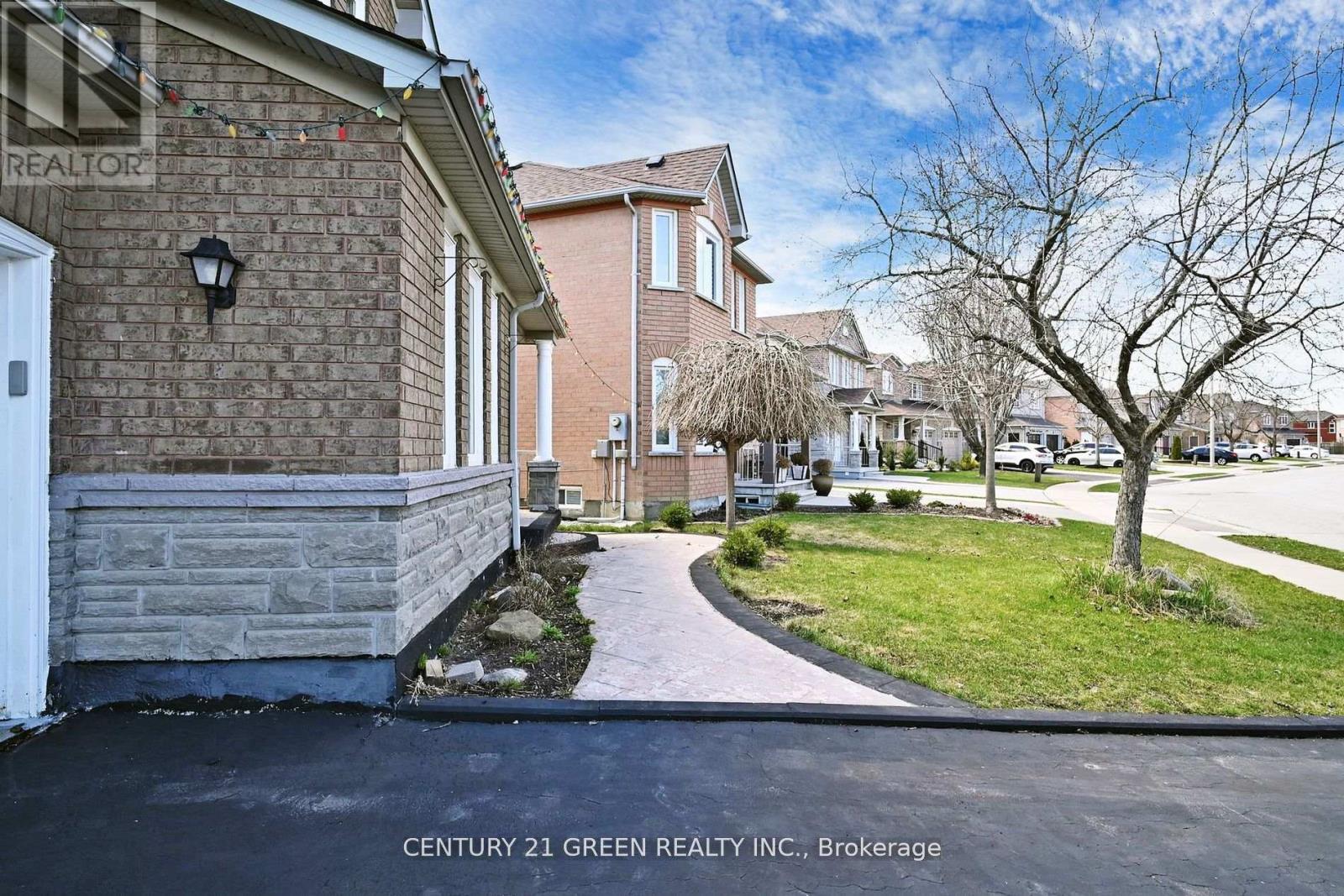 26 Dolphin Song Crescent, Brampton, Ontario  L6R 2A4 - Photo 9 - W12458902