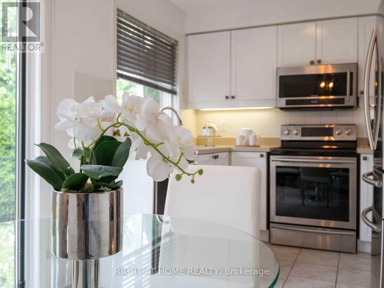 5555 Bridgeport Gate, Mississauga, Ontario  L5M 6N1 - Photo 10 - W12458909
