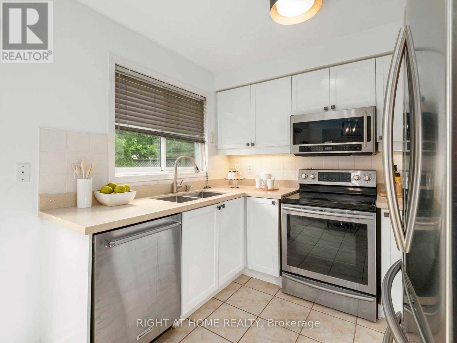 5555 Bridgeport Gate, Mississauga, Ontario  L5M 6N1 - Photo 8 - W12458909