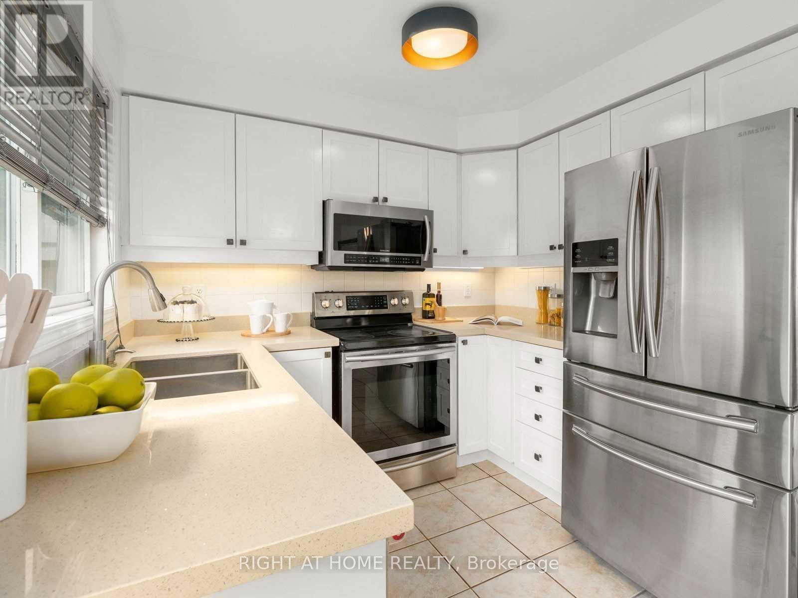 5555 Bridgeport Gate, Mississauga, Ontario  L5M 6N1 - Photo 9 - W12458909