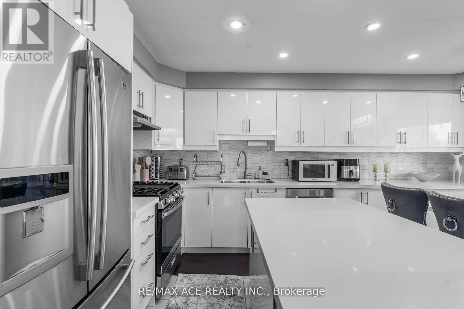 22 Apple Valley Way, Brampton, Ontario  L6P 0W4 - Photo 11 - W12458916