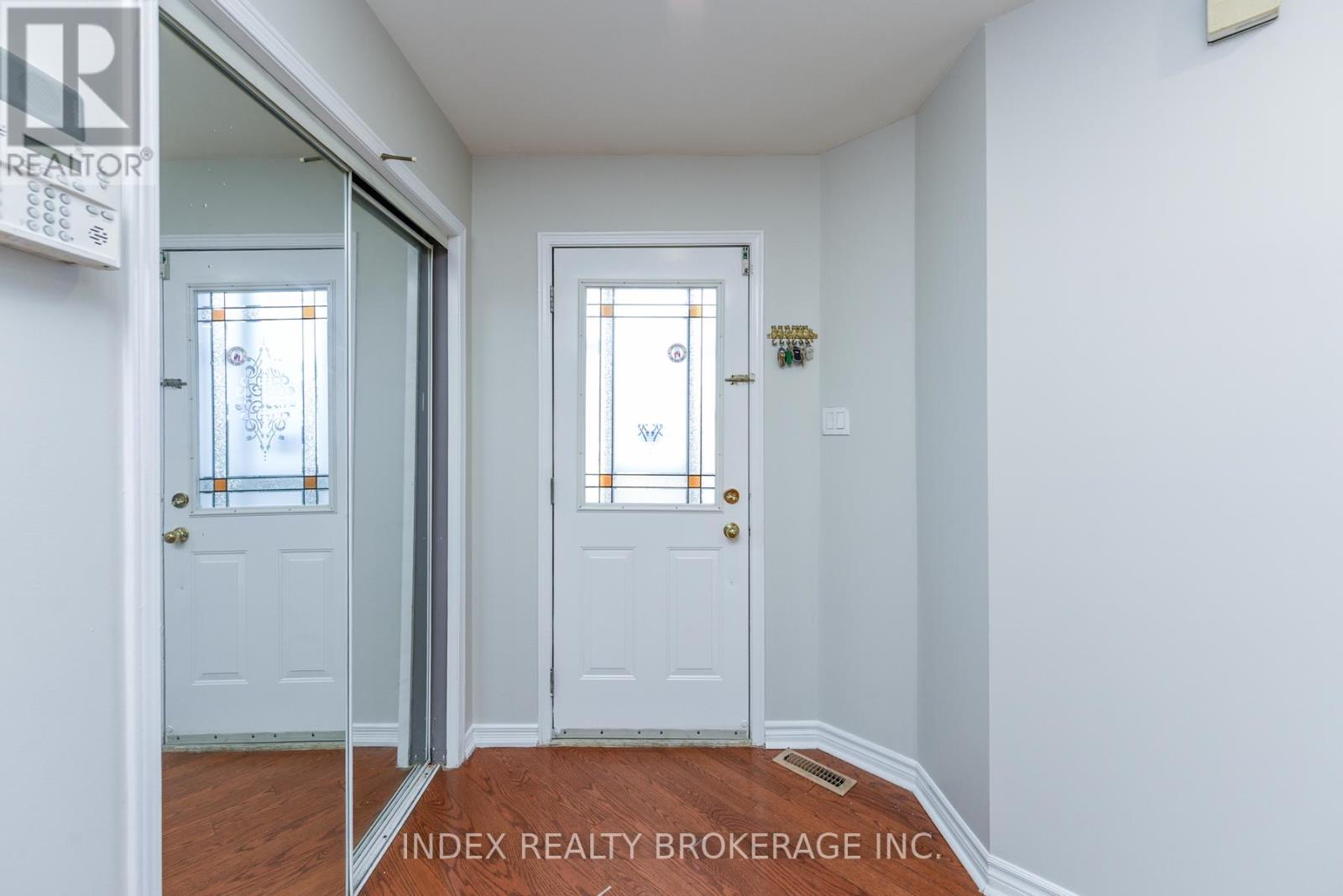 81 Mullis Crescent, Brampton, Ontario  L6Y 4S9 - Photo 3 - W12458928