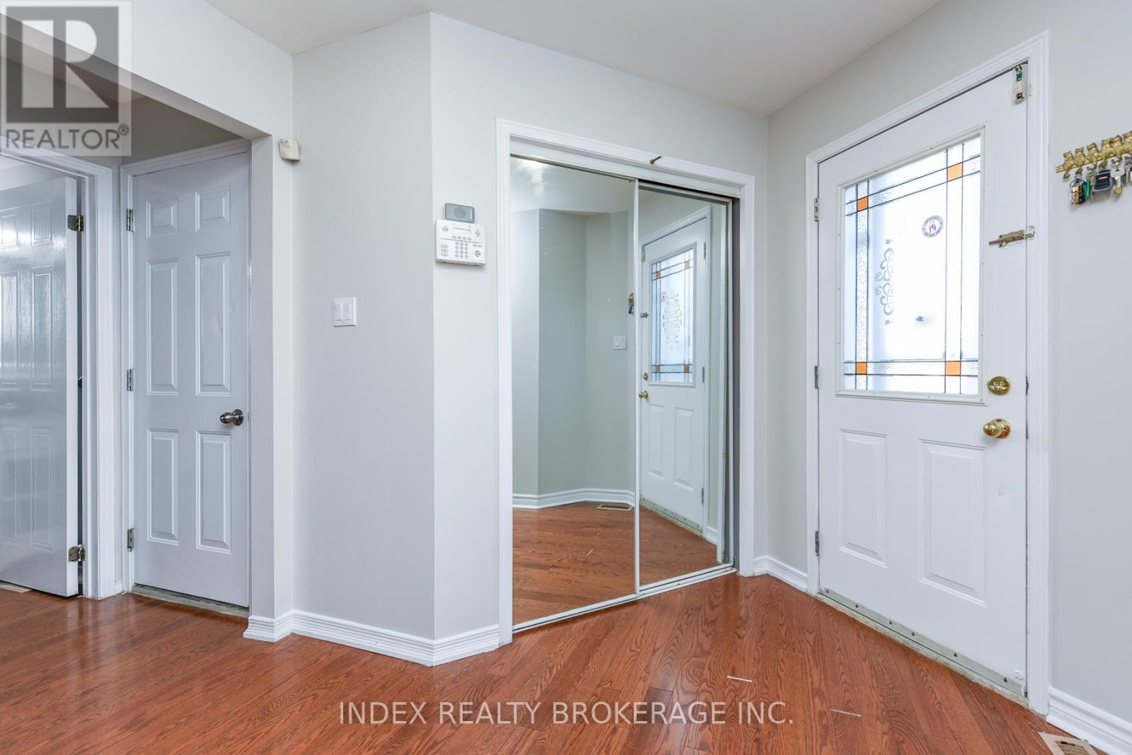81 Mullis Crescent, Brampton, Ontario  L6Y 4S9 - Photo 4 - W12458928