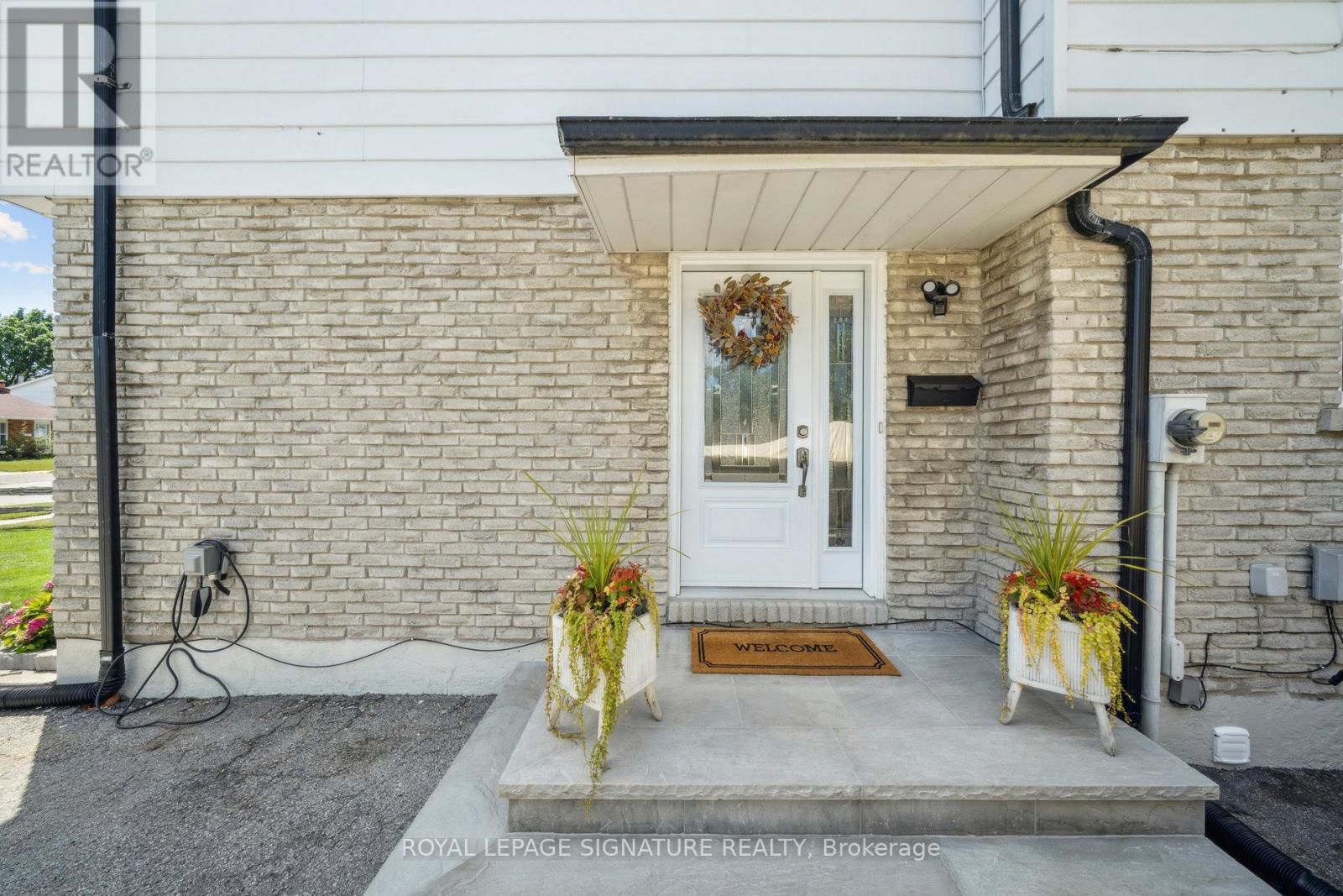 519 Galedowns Court, Mississauga, Ontario  L5A 3J1 - Photo 5 - W12458935
