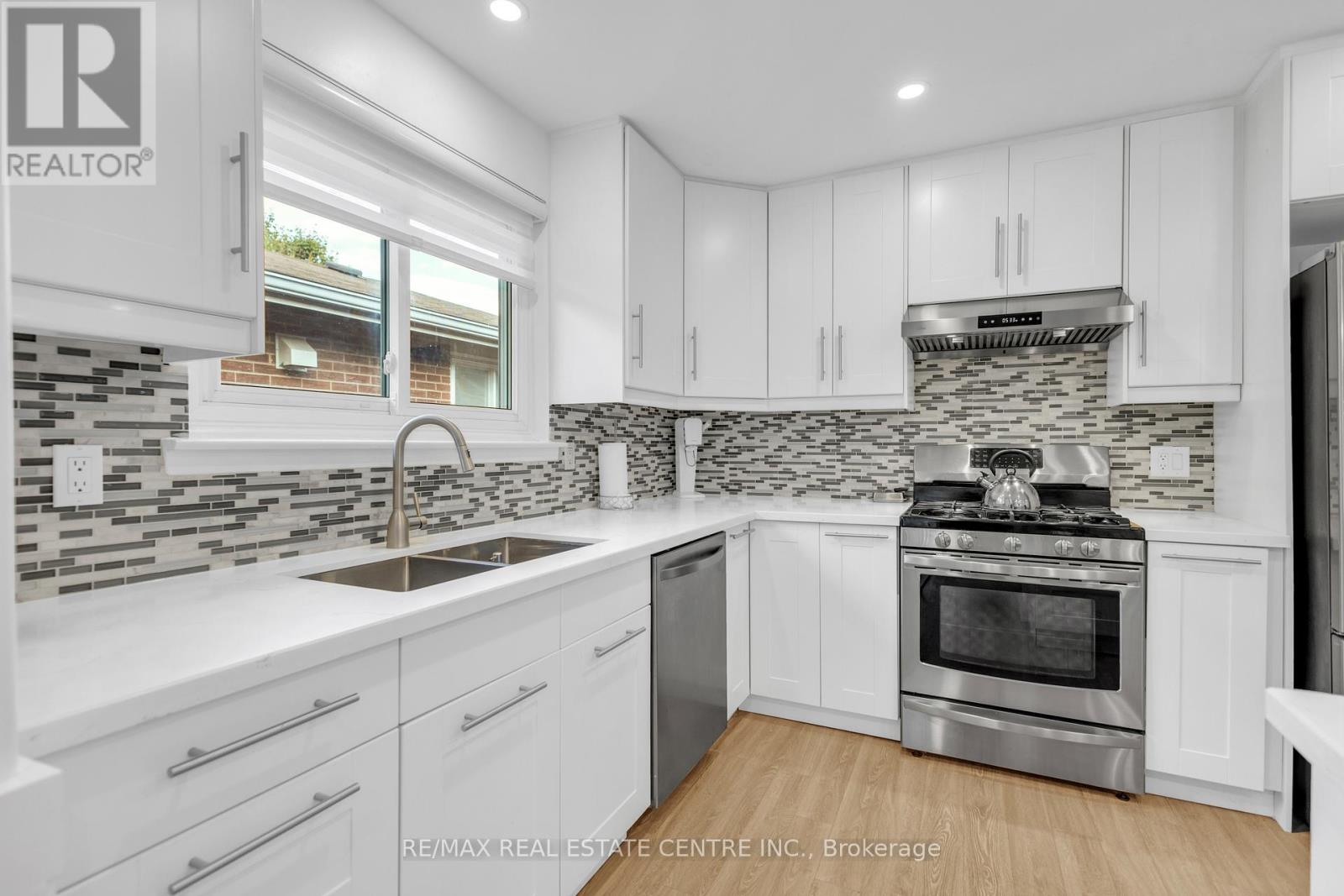 741 Mullin Way, Burlington, Ontario  L7L 4J8 - Photo 9 - W12396134