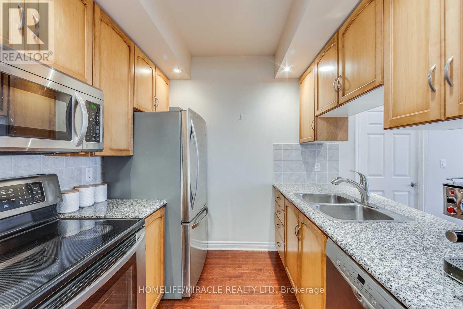 270 Wellington Street, Toronto, Ontario  M5V 3P5 - Photo 3 - C12458940