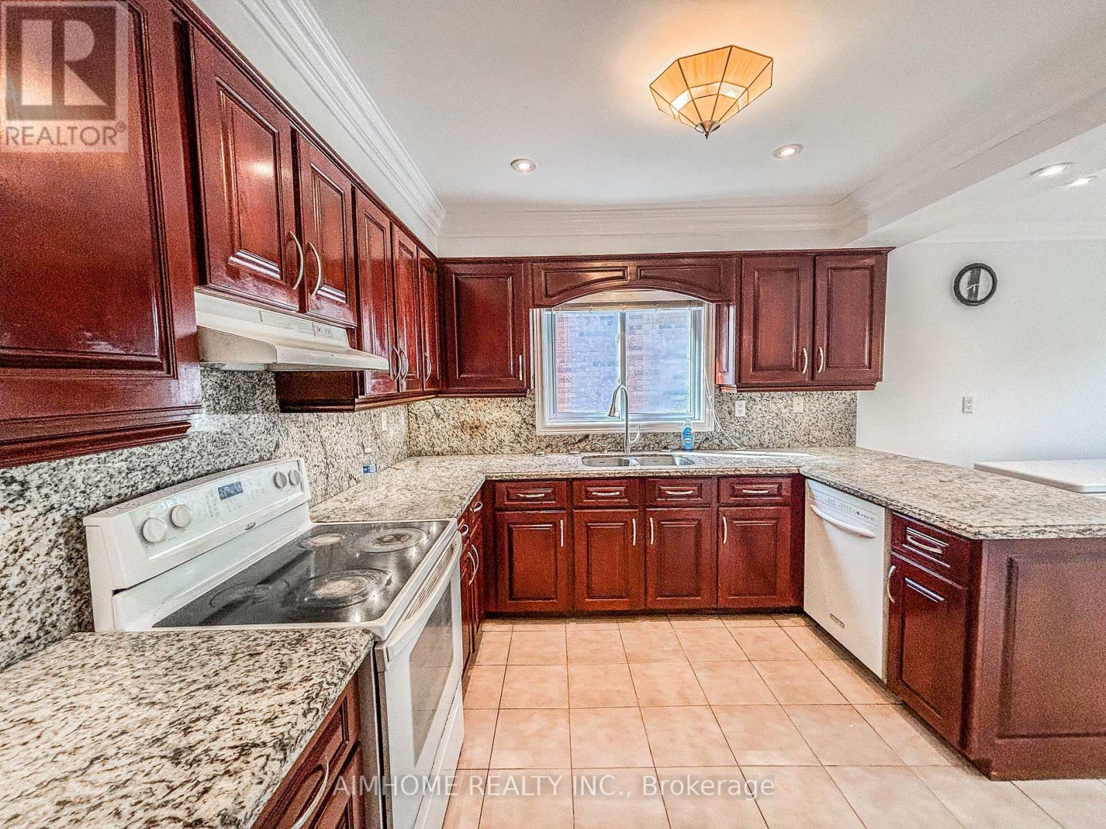 87 Ballard Crescent, Newmarket, Ontario  L3X 1S2 - Photo 9 - N12458936