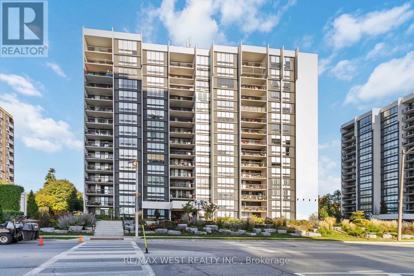 1108 - 2185 Marine Drive, Oakville, Ontario  L6L 5L6 - Photo 1 - W12458937