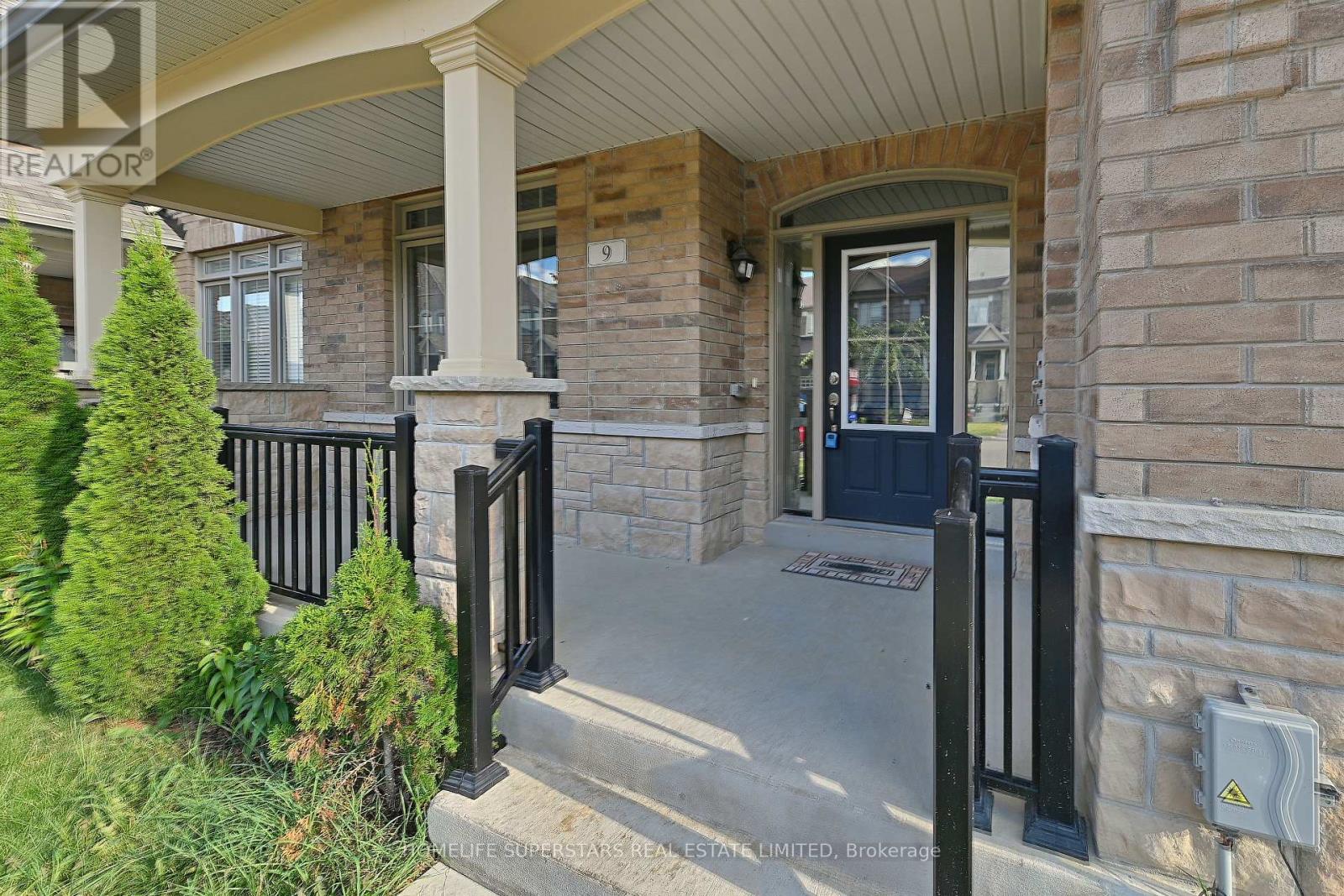 9 Yellowknife Road, Brampton, Ontario  L6R 3X3 - Photo 2 - W12458938