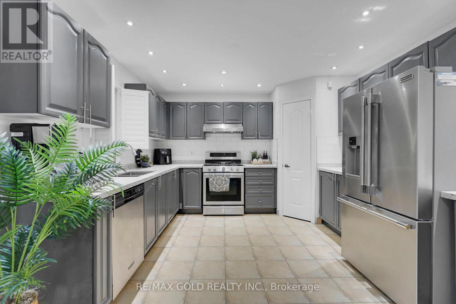 64 Beachpoint Boulevard, Brampton, Ontario  L7A 2G6 - Photo 10 - W12458112
