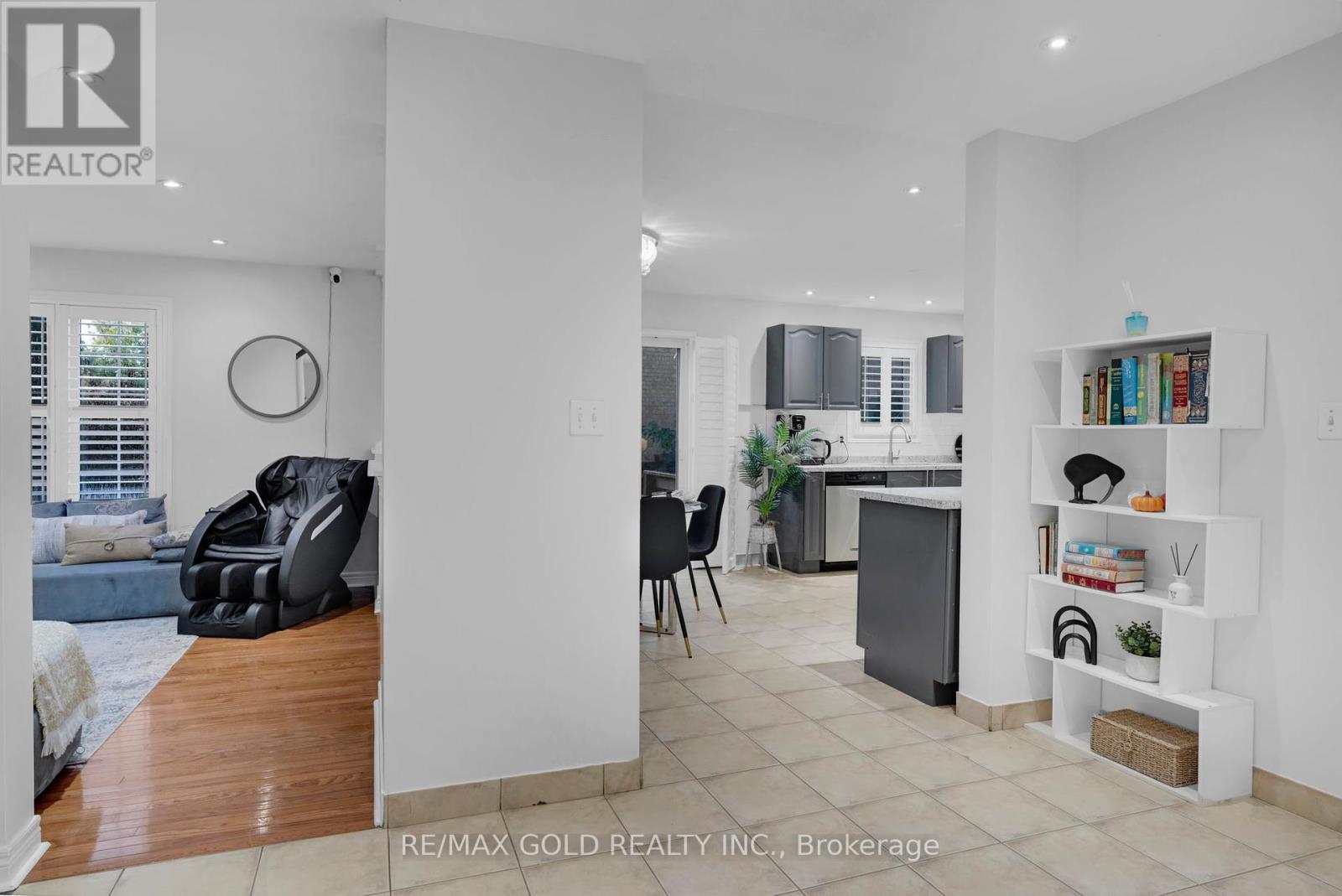 64 Beachpoint Boulevard, Brampton, Ontario  L7A 2G6 - Photo 18 - W12458112