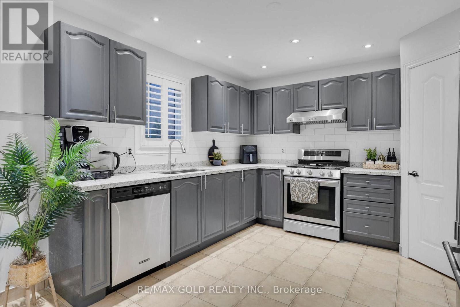 64 Beachpoint Boulevard, Brampton, Ontario  L7A 2G6 - Photo 16 - W12458112