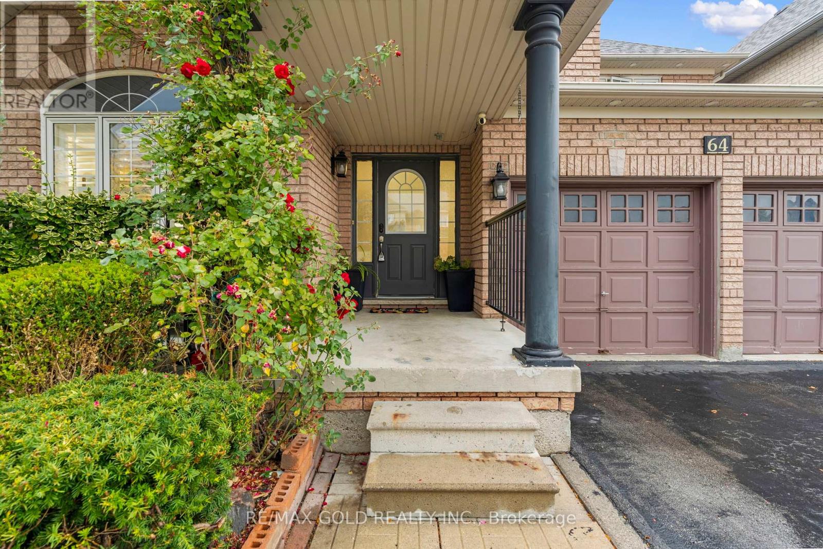 64 Beachpoint Boulevard, Brampton, Ontario  L7A 2G6 - Photo 3 - W12458112