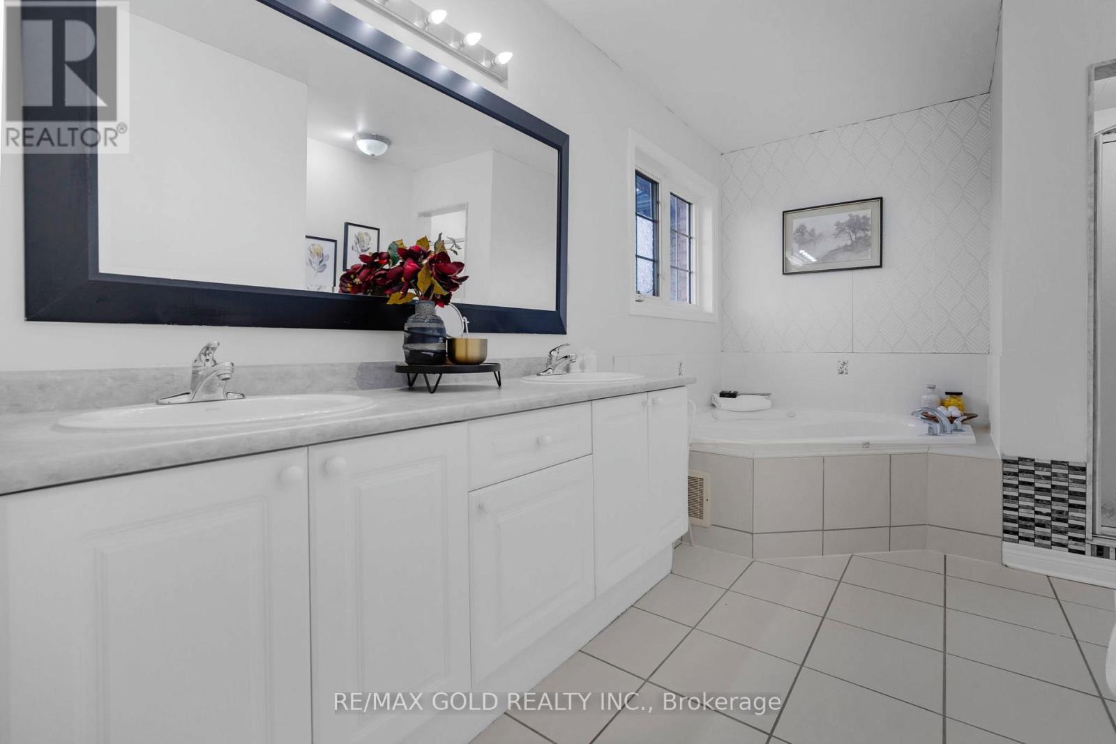 64 Beachpoint Boulevard, Brampton, Ontario  L7A 2G6 - Photo 24 - W12458112