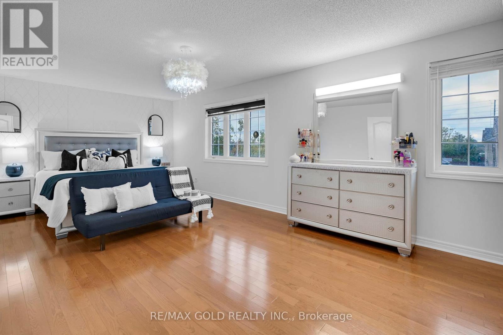 64 Beachpoint Boulevard, Brampton, Ontario  L7A 2G6 - Photo 22 - W12458112