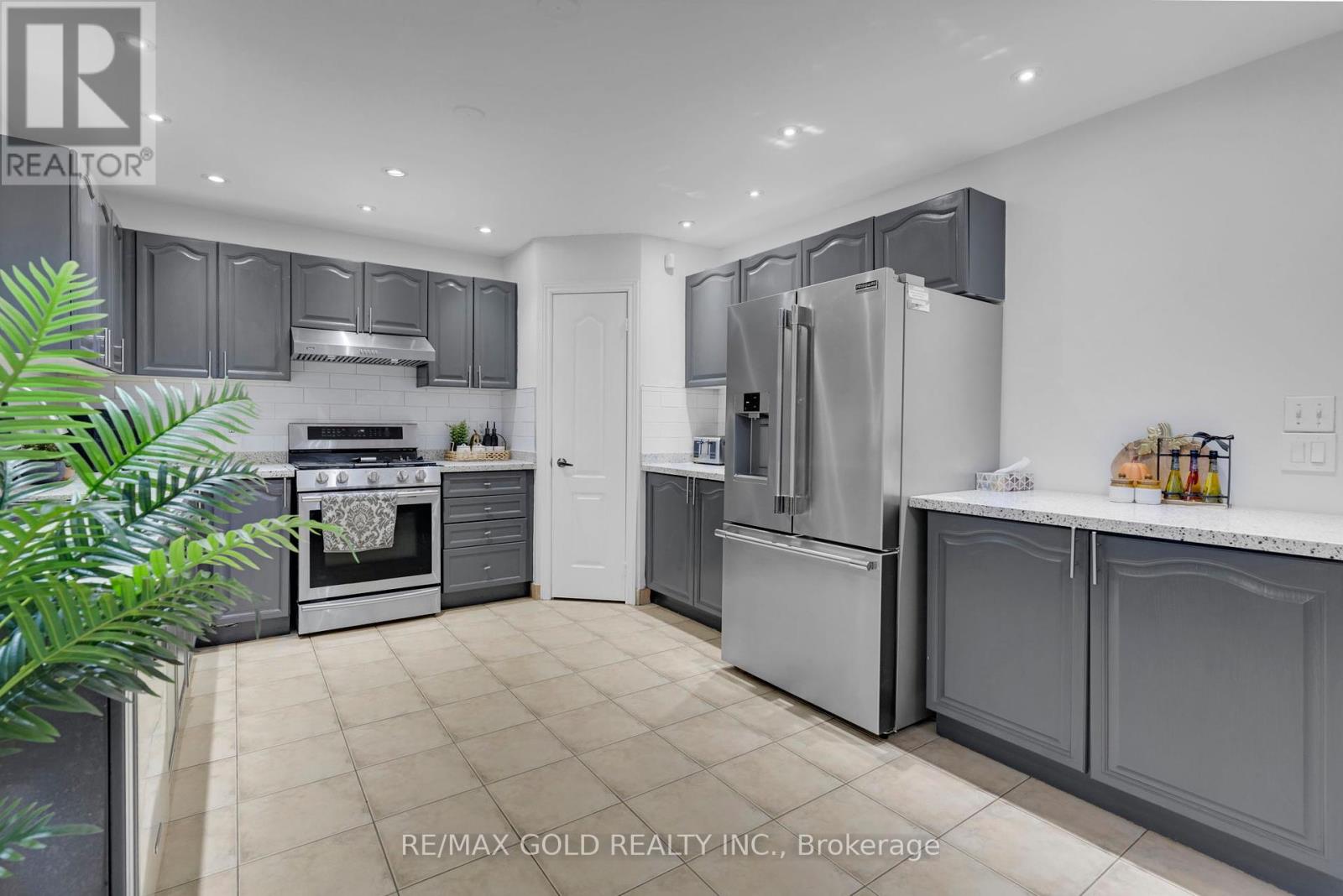 64 Beachpoint Boulevard, Brampton, Ontario  L7A 2G6 - Photo 15 - W12458112
