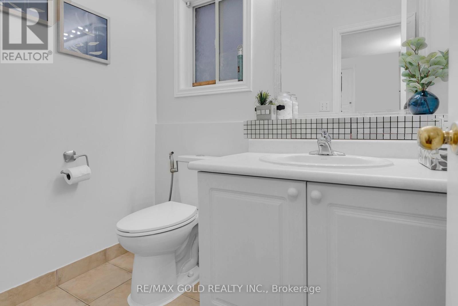 64 Beachpoint Boulevard, Brampton, Ontario  L7A 2G6 - Photo 19 - W12458112
