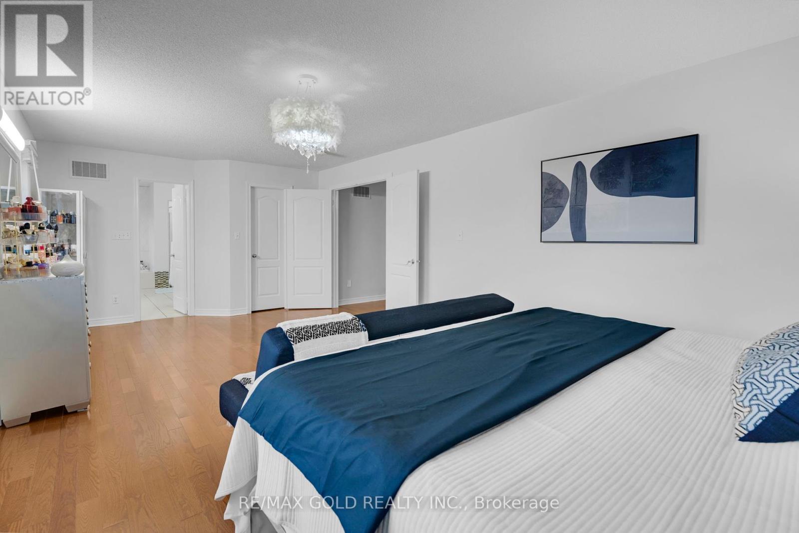 64 Beachpoint Boulevard, Brampton, Ontario  L7A 2G6 - Photo 23 - W12458112