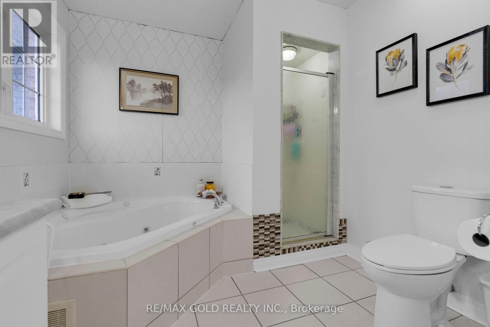 64 Beachpoint Boulevard, Brampton, Ontario  L7A 2G6 - Photo 25 - W12458112
