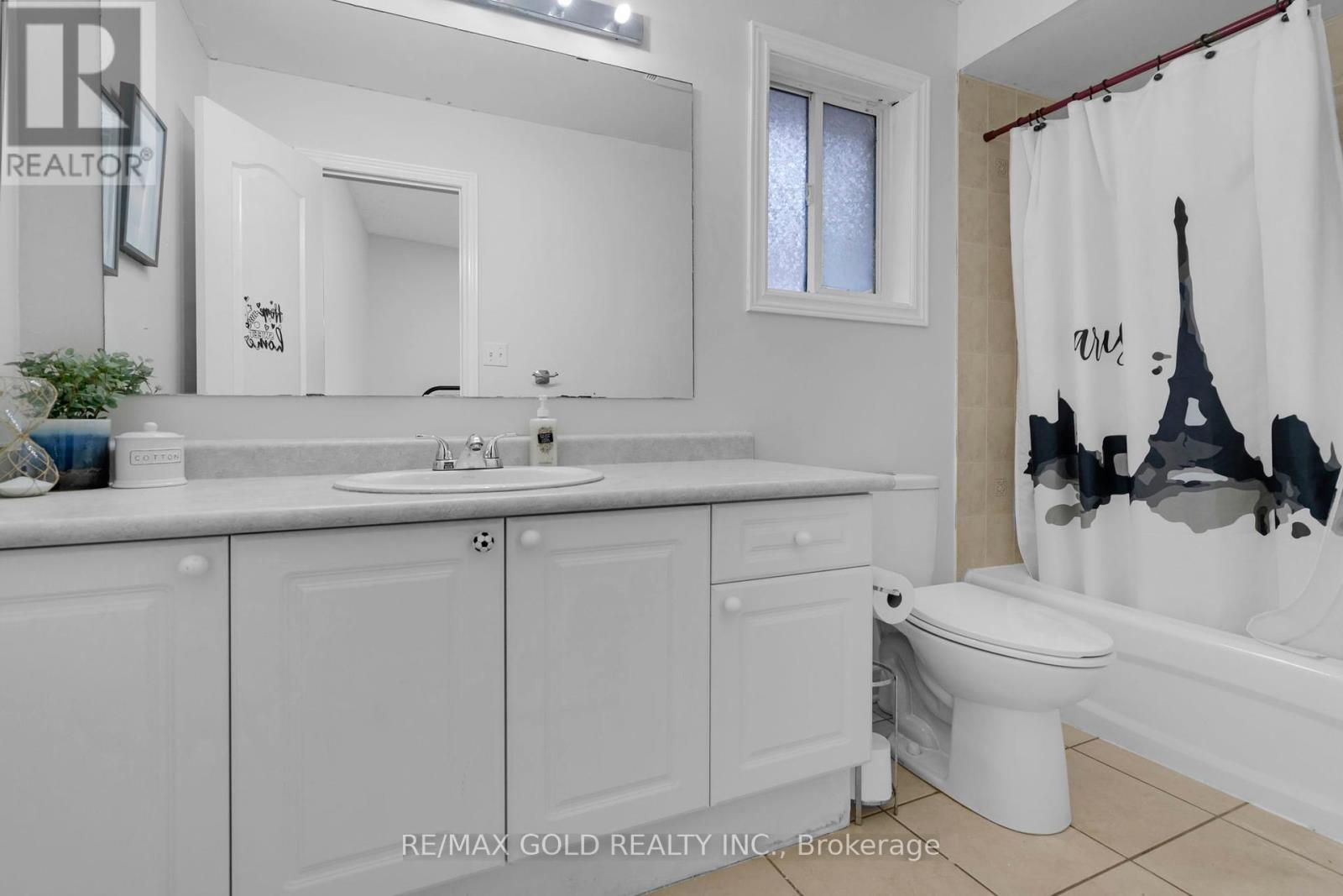 64 Beachpoint Boulevard, Brampton, Ontario  L7A 2G6 - Photo 32 - W12458112