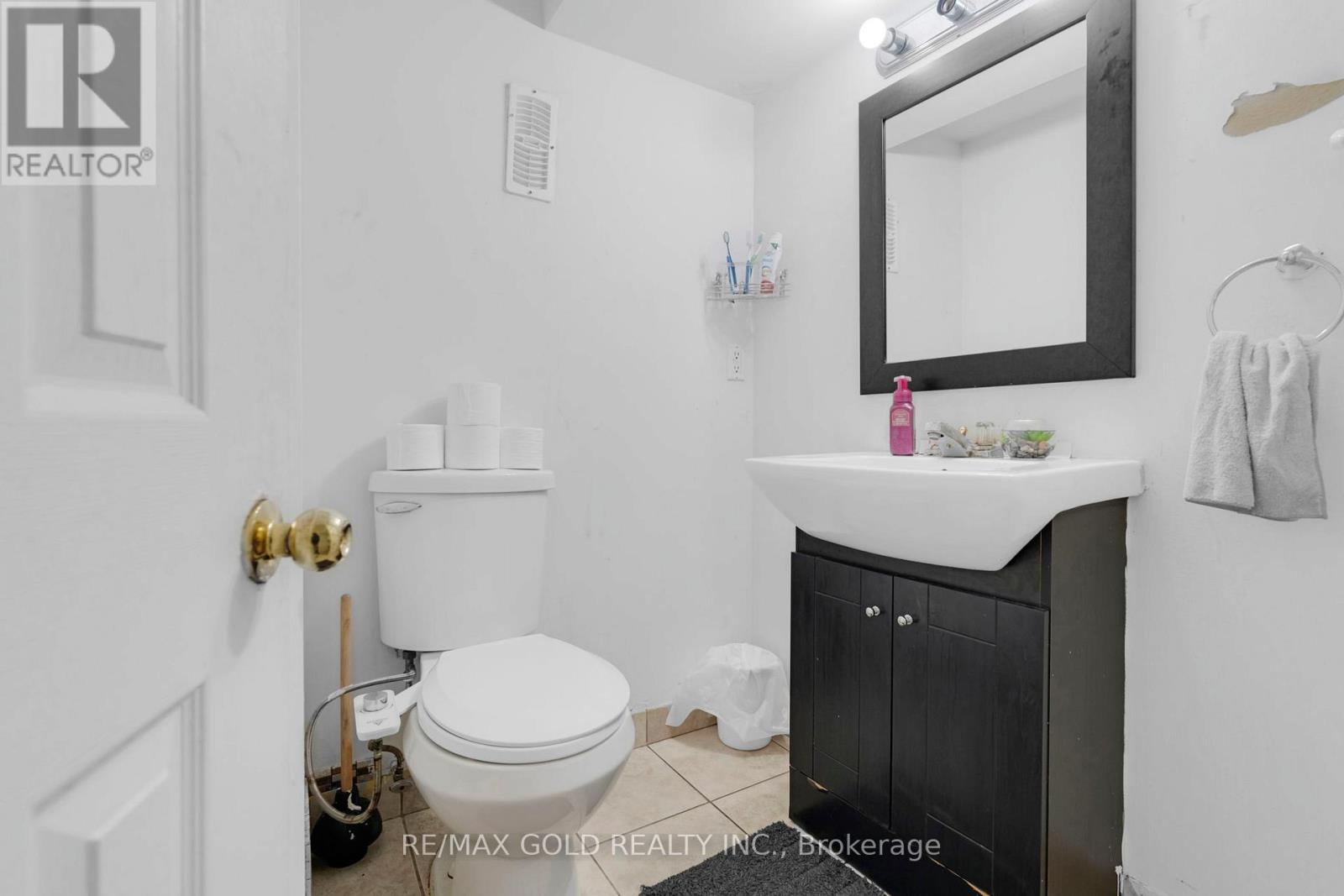 64 Beachpoint Boulevard, Brampton, Ontario  L7A 2G6 - Photo 37 - W12458112