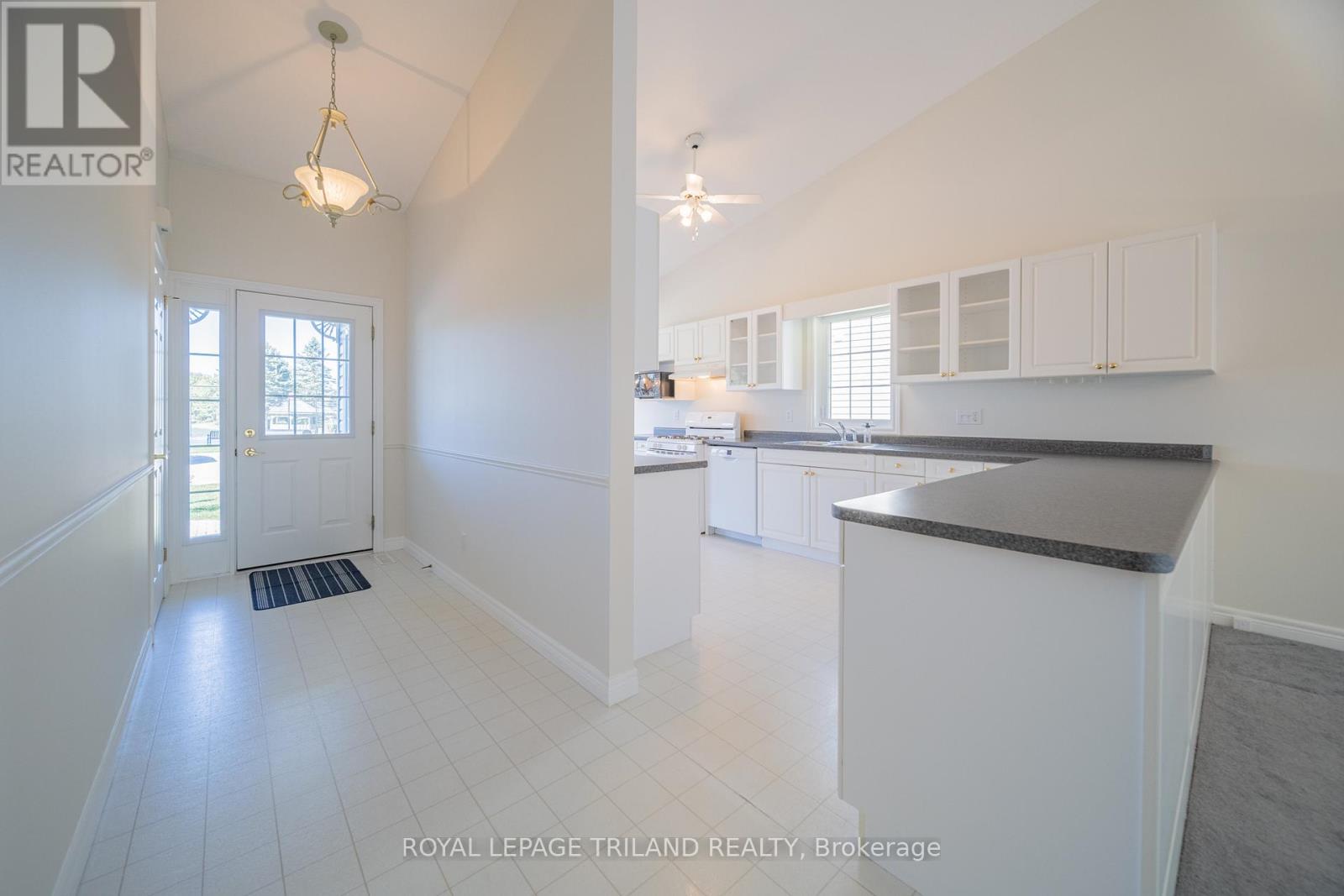 355 Shannon Boulevard, South Huron, Ontario  N0M 1T0 - Photo 11 - X12458952