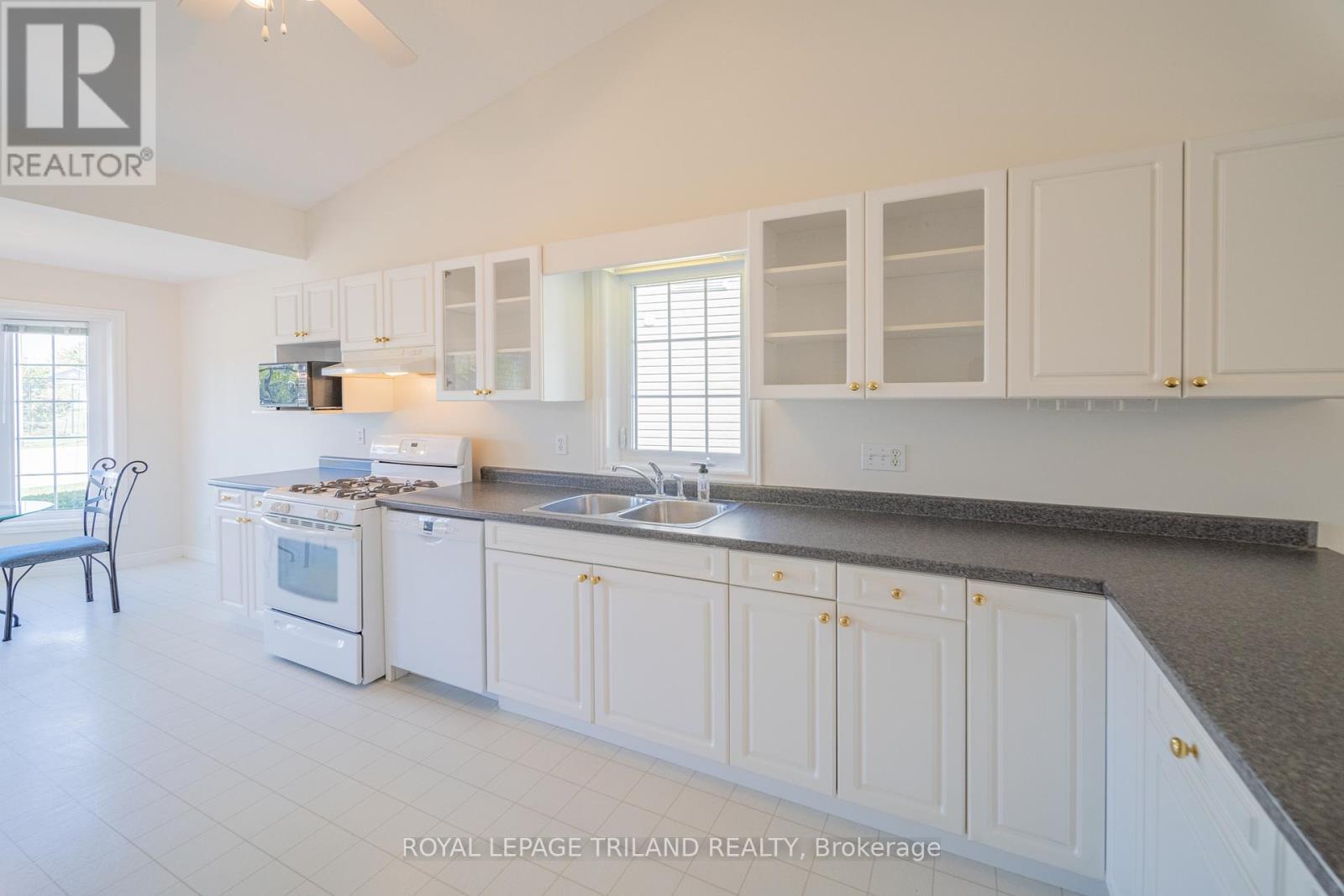 355 Shannon Boulevard, South Huron, Ontario  N0M 1T0 - Photo 19 - X12458952
