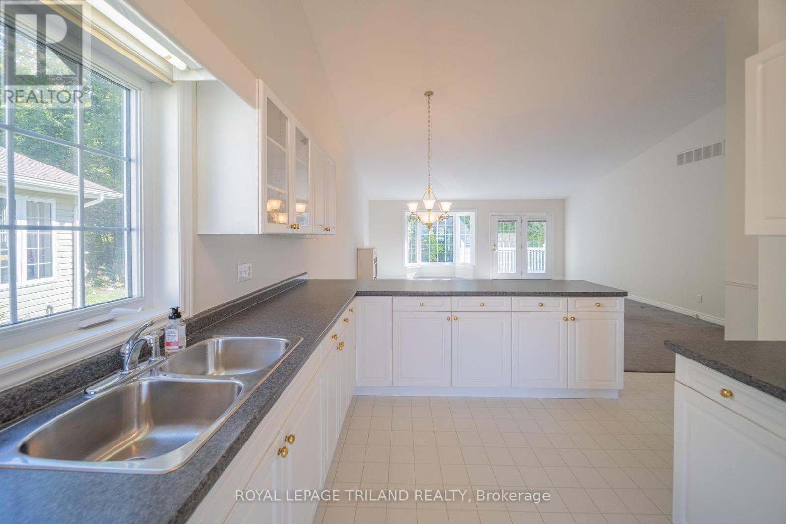 355 Shannon Boulevard, South Huron, Ontario  N0M 1T0 - Photo 20 - X12458952