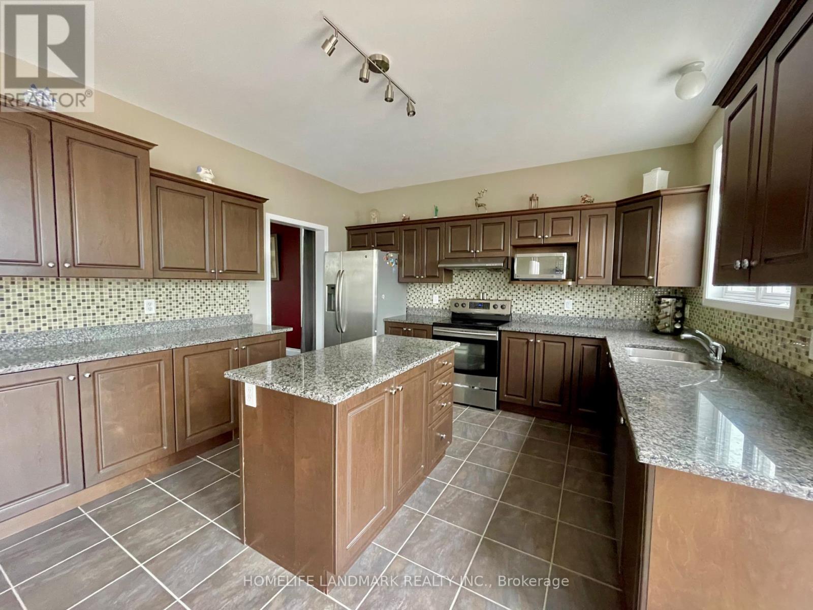 190 Ingersoll Crescent, Ottawa, Ontario  K2T 0C8 - Photo 9 - X12458955