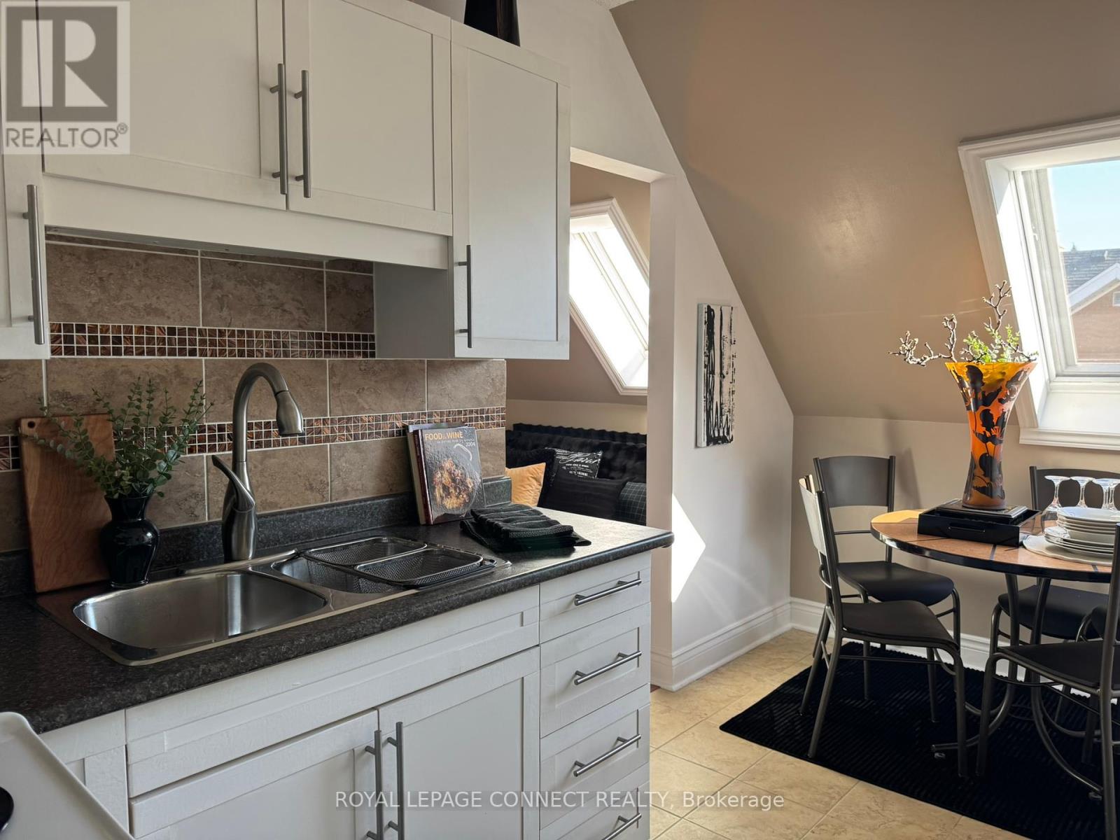 303 - 4872 Valley Way, Niagara Falls, Ontario  L2E 1W3 - Photo 11 - X12458960