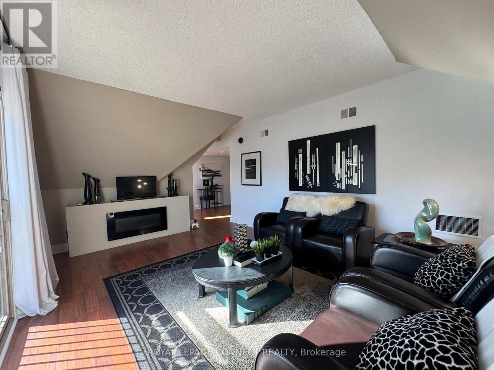 303 - 4872 Valley Way, Niagara Falls, Ontario  L2E 1W3 - Photo 4 - X12458960