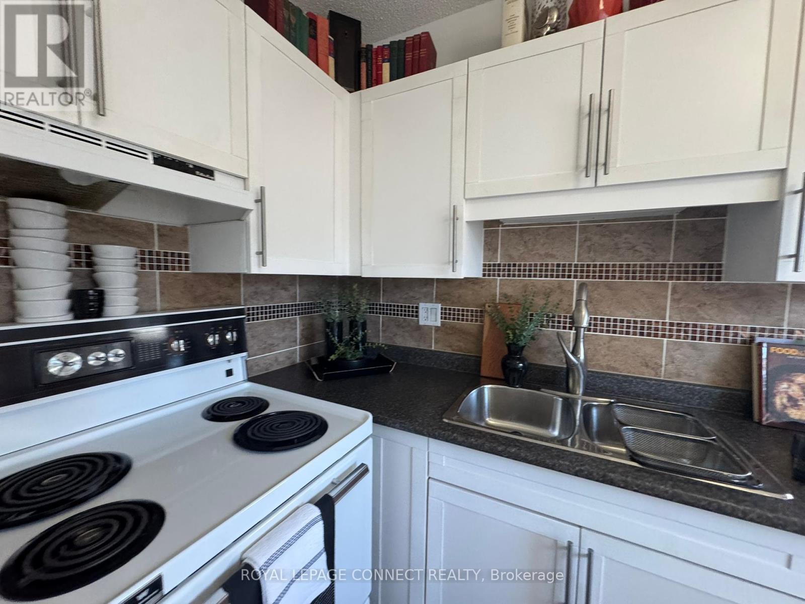 303 - 4872 Valley Way, Niagara Falls, Ontario  L2E 1W3 - Photo 8 - X12458960
