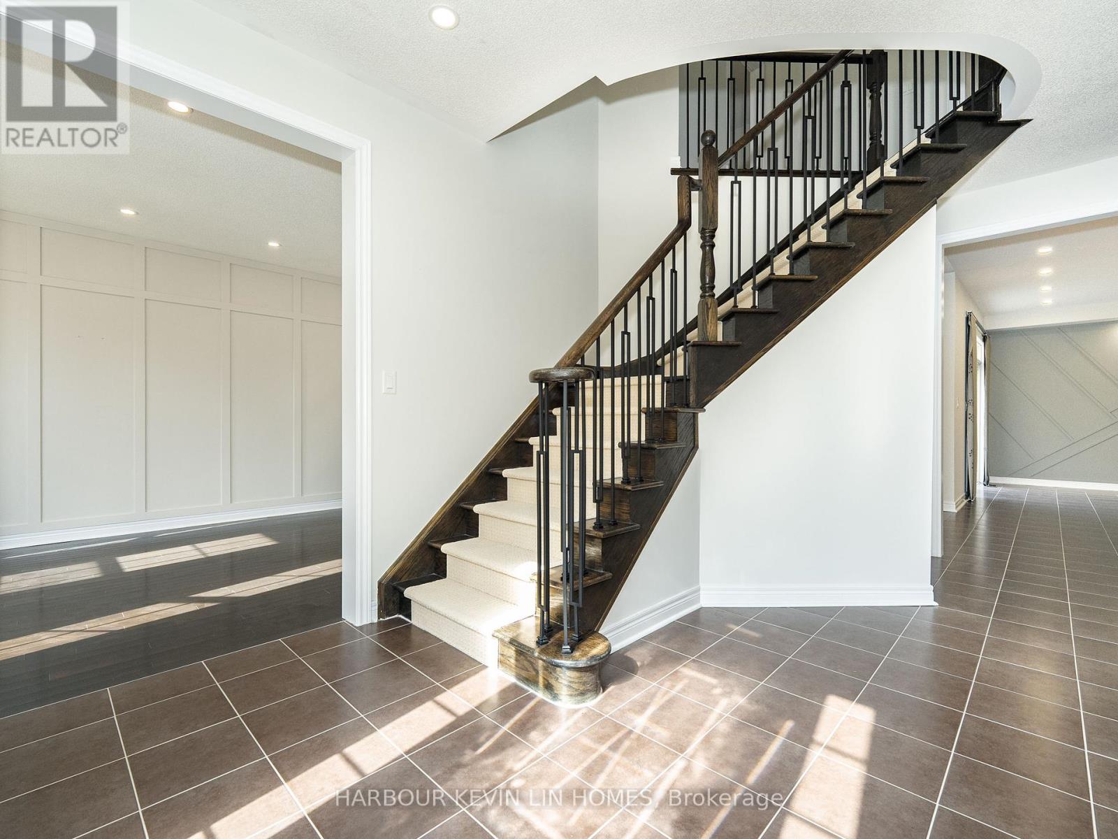 26 Bembridge Drive, Markham, Ontario  L6C 0J8 - Photo 4 - N12458970