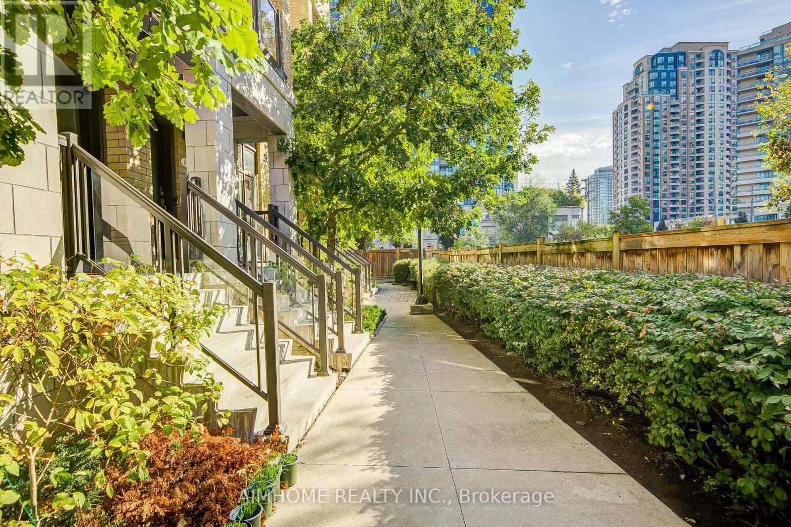 6 - 11 Eldora Avenue, Toronto, Ontario  M2M 1R3 - Photo 2 - C12458994