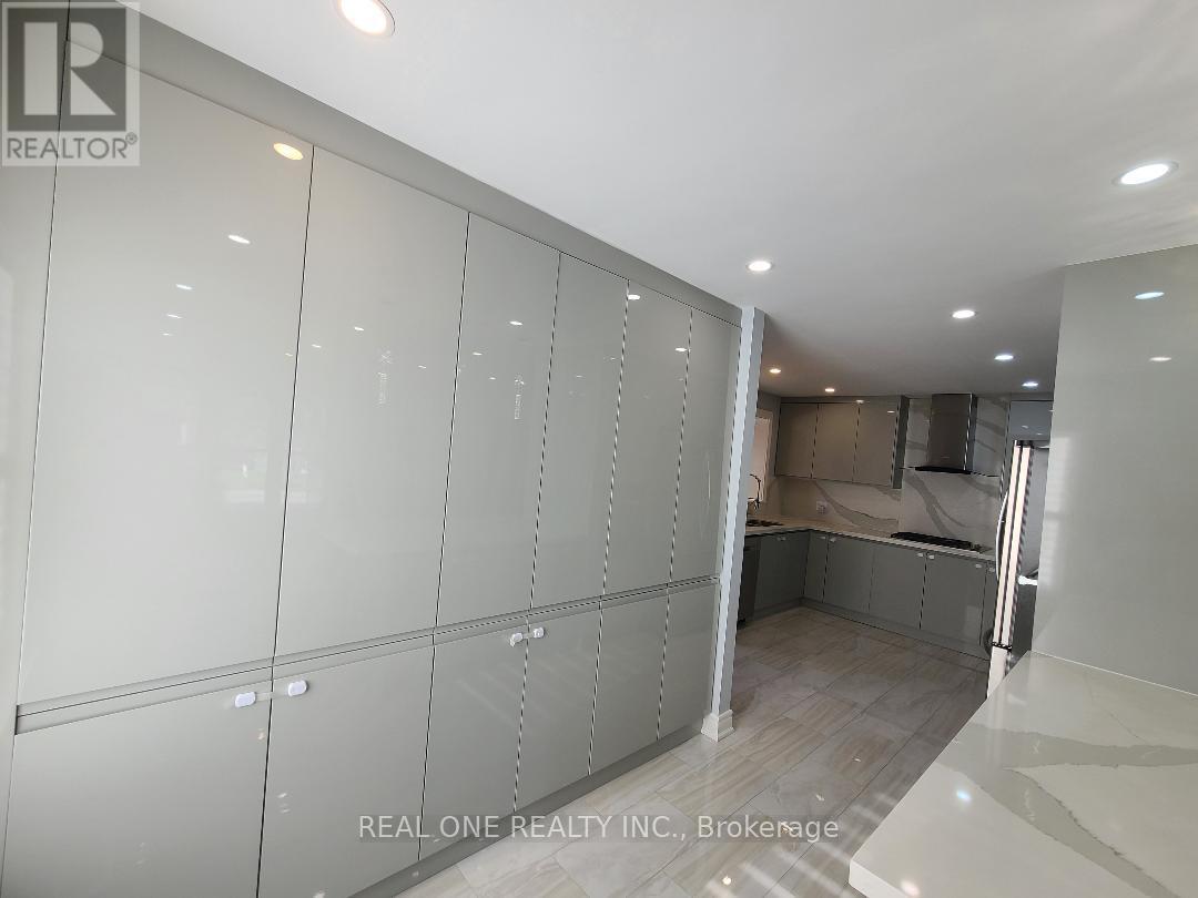 Main - 412 Osiris Drive, Richmond Hill, Ontario  L4C 2P9 - Photo 3 - N12459023