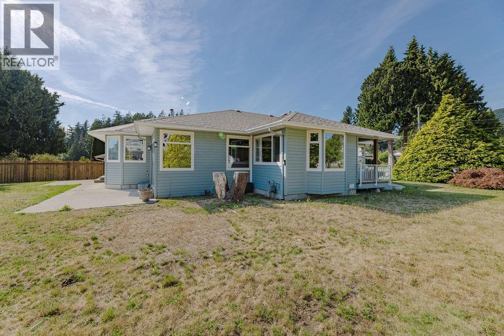 1551 Islandview Drive, Gibsons, British Columbia  V0N 1V5 - Photo 2 - R3040052