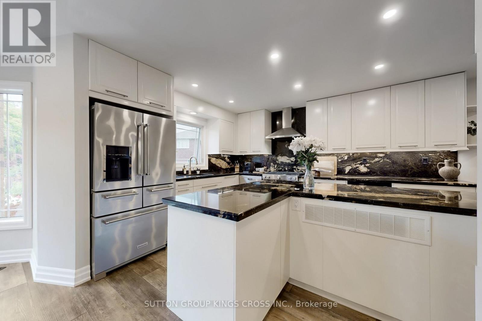 2730 Hammond Road, Mississauga, Ontario  L5K 2M3 - Photo 5 - W12403785