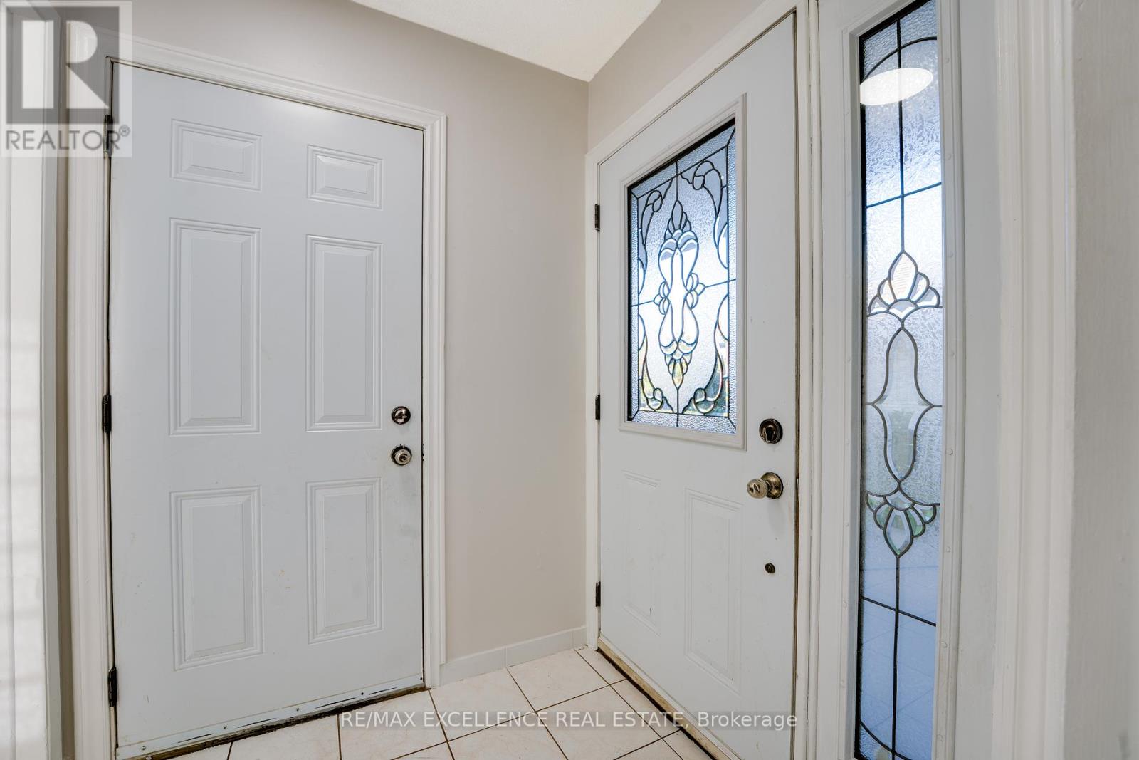 7556 Wildfern Drive, Mississauga, Ontario  L4T 3P6 - Photo 6 - W12459036
