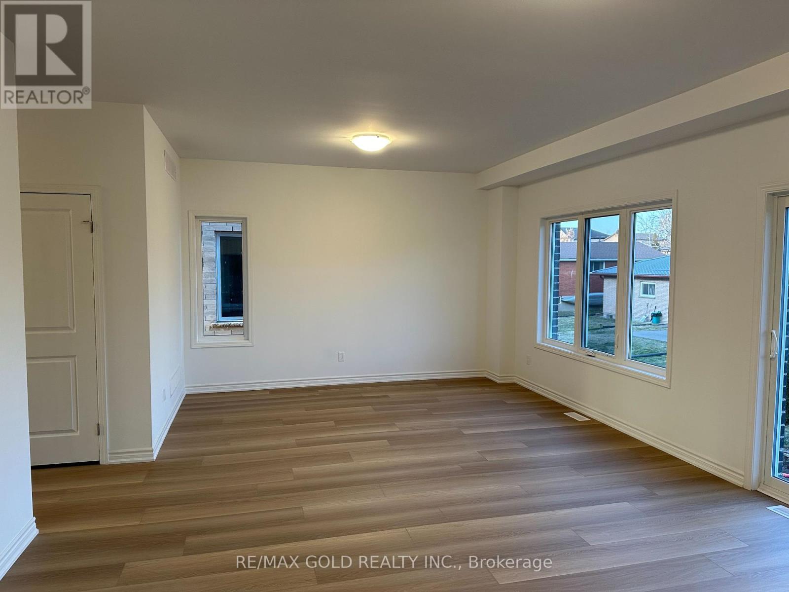 222 Pilkington Street, Thorold, Ontario  L2V 1K5 - Photo 8 - X12459037