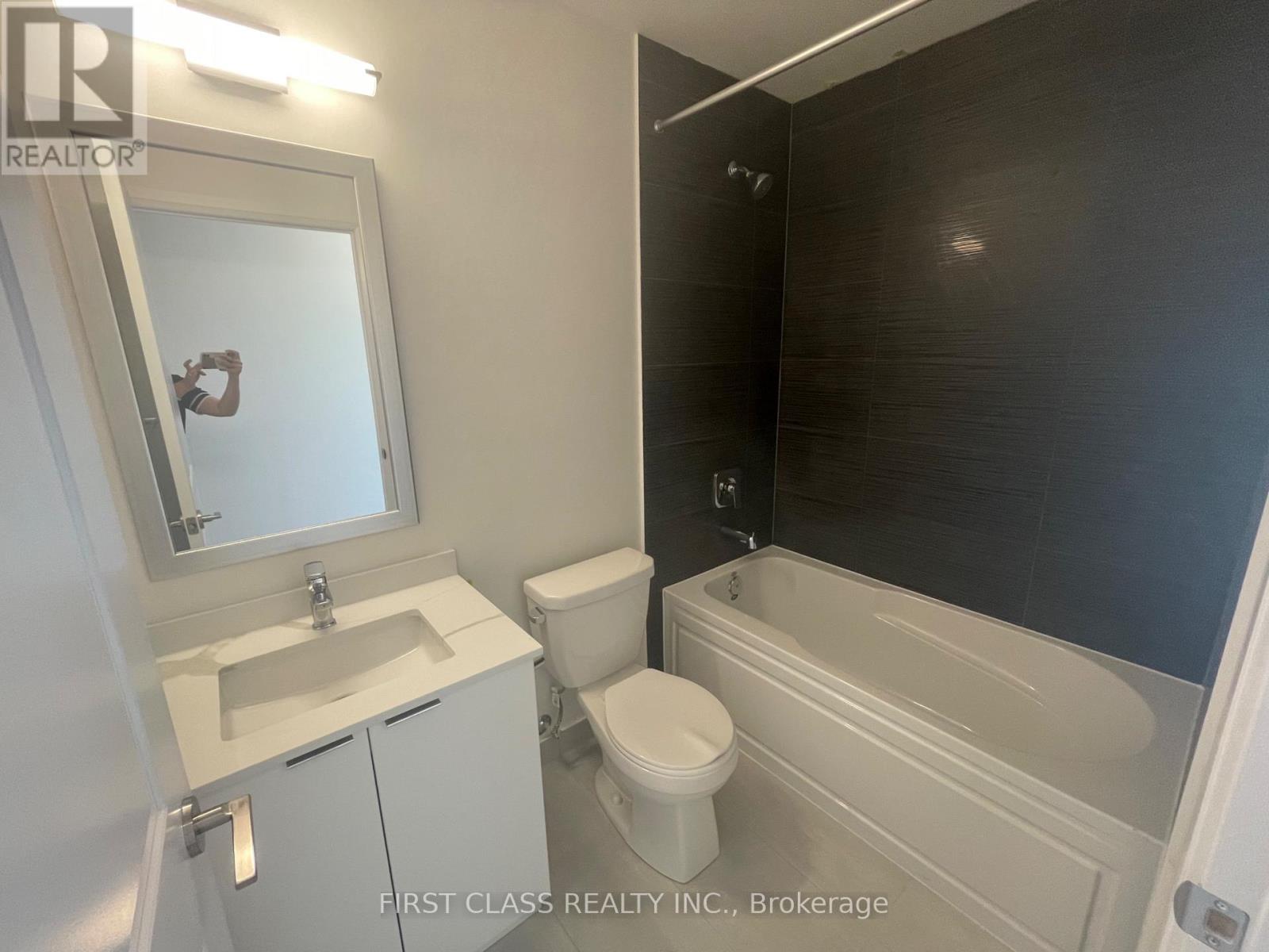 1201 - 15 Watergarden Drive, Mississauga, Ontario  L5R 1B2 - Photo 11 - W12459044