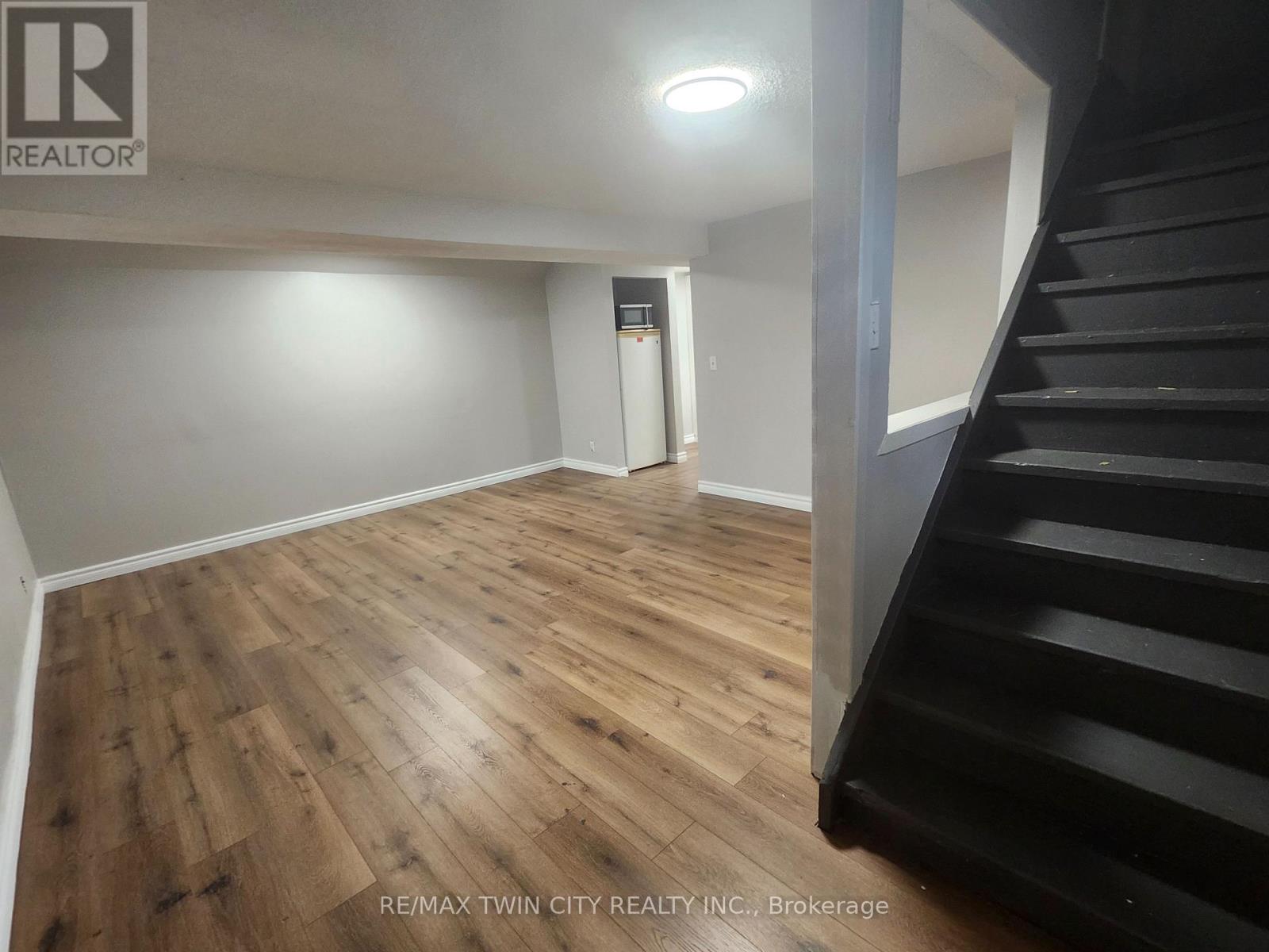 Lower - 197b Cedarvale Crescent, Waterloo, Ontario  N2L 4T3 - Photo 3 - X12459046